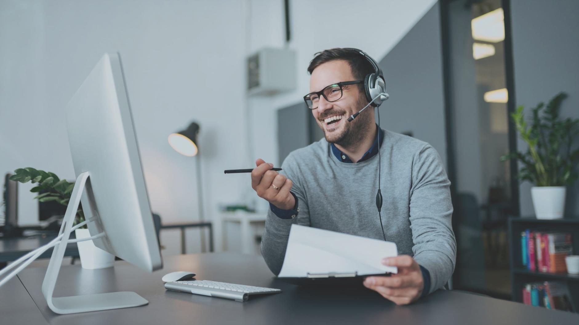 مشاركون في ندوة الإدارة الرقمية